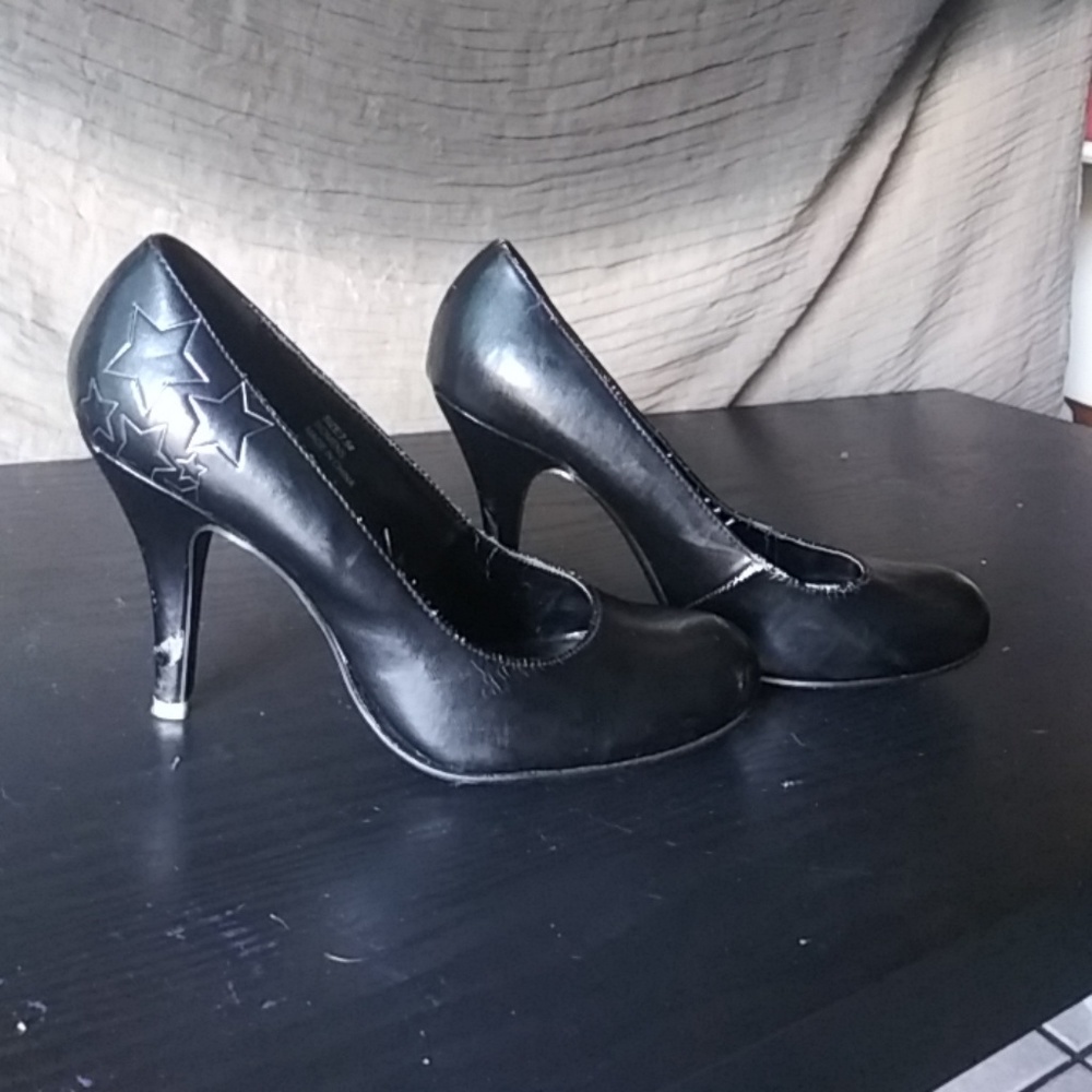 Shoes - Picture 2 of 4